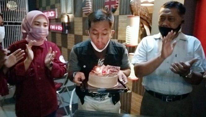 
Rayakan Ultah dengan Sederhana, Kabarpas Dapat Surprise dari Bu Wawali Kota Pasuruan