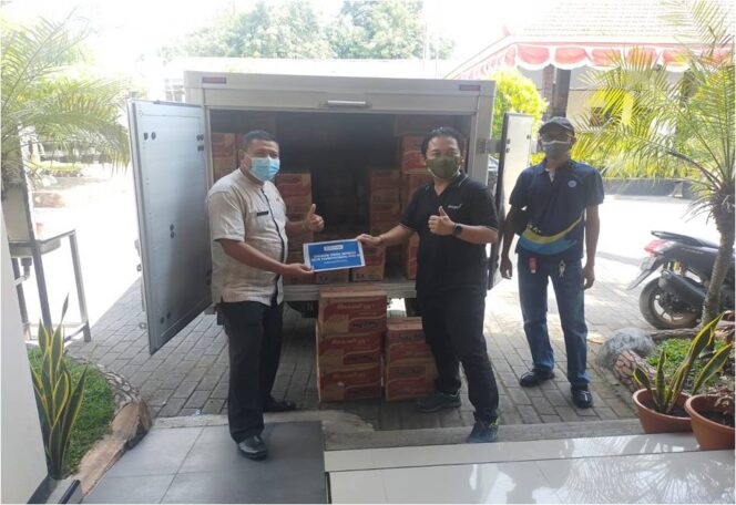 
AQUA Pandaan Dukung Warga Karangjati Hadapi Pandemi