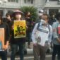 Aksi belasan orang yang tergabung dalam Asuro menggelar demo di Balai Kota Malang