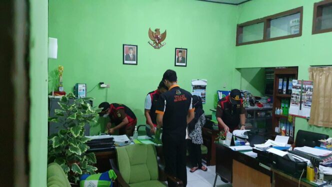 
Usut Kasus BOP, Kejaksaan Geledah Kantor Kemenag Kabupaten Pasuruan