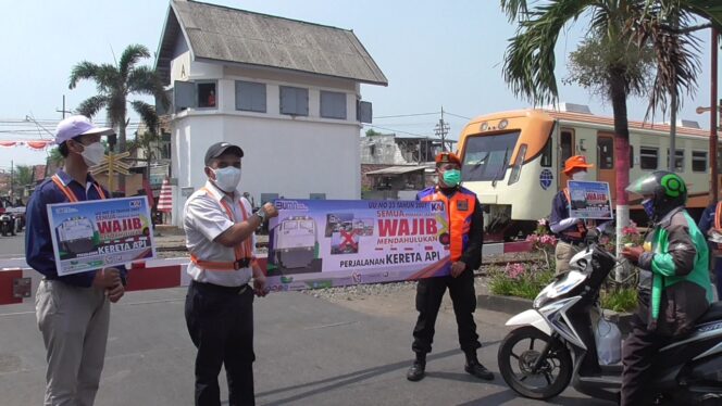 
Cegah Kecelakaan di Perlintasan, PT KAI Daop 8 dan Sahabat Kereta Gencar Sosialisasi Keselamatan