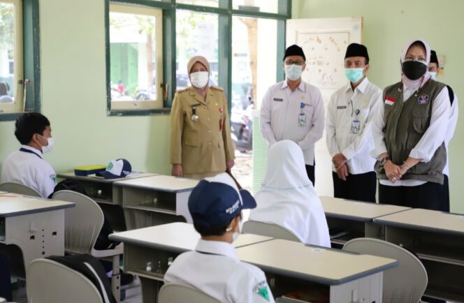 
Wali Kota Dewanti Tinjau PTM, Satu Kelas Isi 15 Siswa