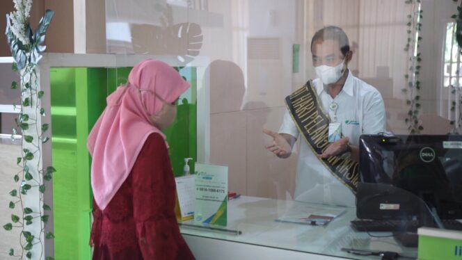 
Peringati HARPELNAS 2021, Kepala Kantor BPJAMSOSTEK Pasuruan Beri Pelayanan Special kepada Peserta