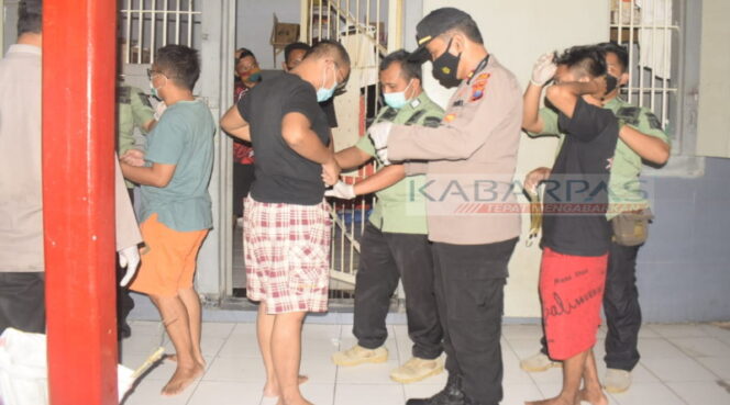 
Antisipasi Kebakaran, Petugas Lapas Kelas II B Kota Pasuruan Geledah Kamar Napi