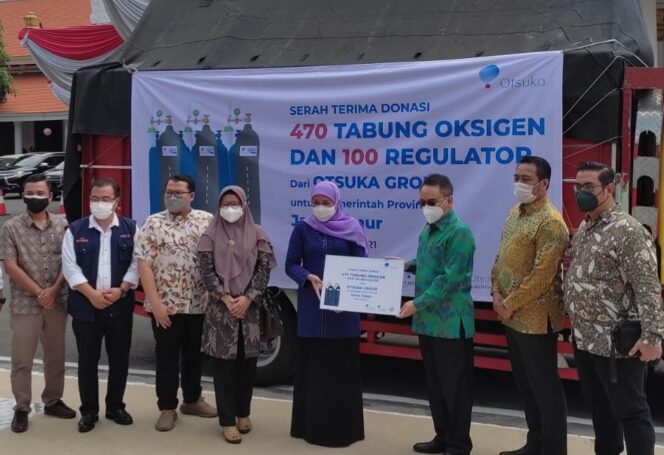 
Otsuka Donasikan 470 Tabung Oksigen dan 100 Unit Regulator untuk Jawa Timur