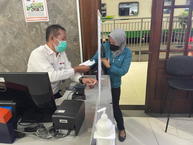 
Seluruh Pelanggan Kereta Api Jarak Jauh dan Lokal Wajib Vaksin