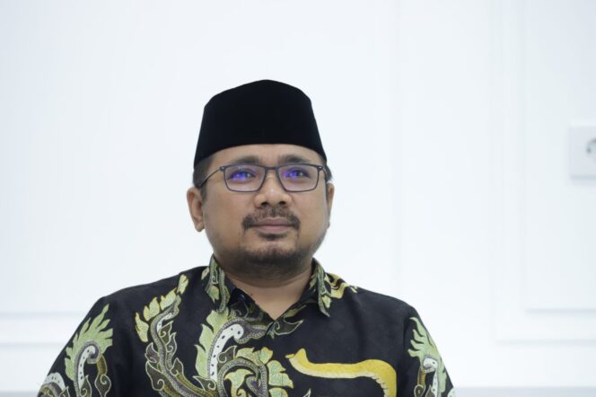 
Jokowi Teken Dana Abadi Pesantren, Gus Menag: Wujud Komitmen Besar Pemerintah ke Pesantren