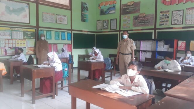 
Diperluas, 874 Lembaga Pendidikan di Probolinggo Uji Coba PTM