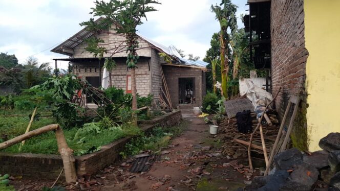 
Diterjang Angin Puting Beliung, Puluhan Rumah di Banyuwangi Rusak