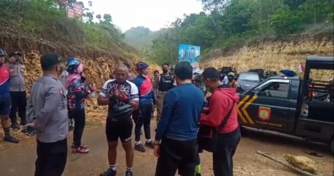 
Abaikan PPKM, Wali Kota dan Pejabat di Malang Nekat Gowes di Tempat Wisata yang Tutup
