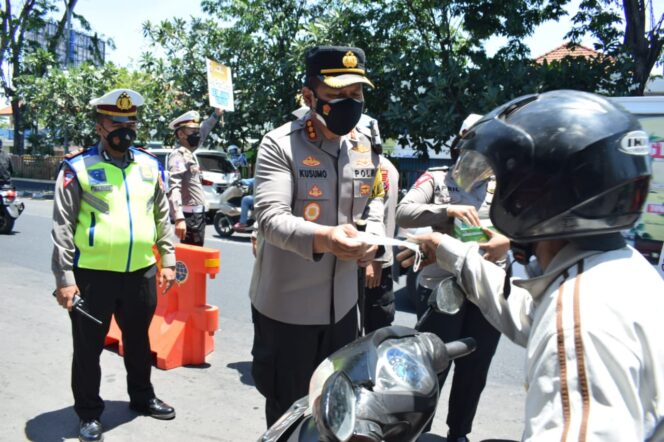 
Ops Patuh Semeru 2021, Polisi Sidoarjo Edukasi Prokes dan Tertib Lalu Lintas ke Pengendara