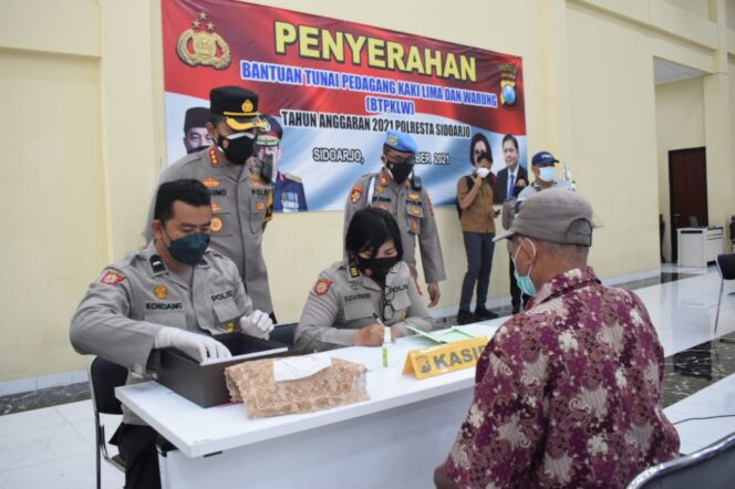 
Terdampak Pandemi, Pedagang Kaki Lima dan Warung Mendapat Bantuan Tunai dari Polresta Sidoarjo