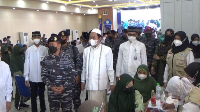 
TNI AL Gelar Serbuan Vaksin di Pesantren Nurul Jadid Paiton Probolinggo