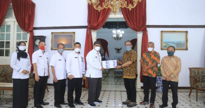 
PT. HM Sampoerna & Stapa Center Salurkan 50 Ribu Masker Medis ke Pemkab Probolinggo