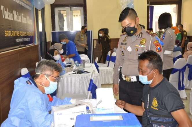
Peringati HUT Lalu Lintas ke-66, Satlantas Polres Pasuruan Berikan Bantuan untuk Tuna Wisma