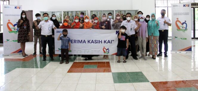 
Peringati HUT ke-76, Anak Korban Covid-19 Terima Beasiswa dari KAI Daop 8
