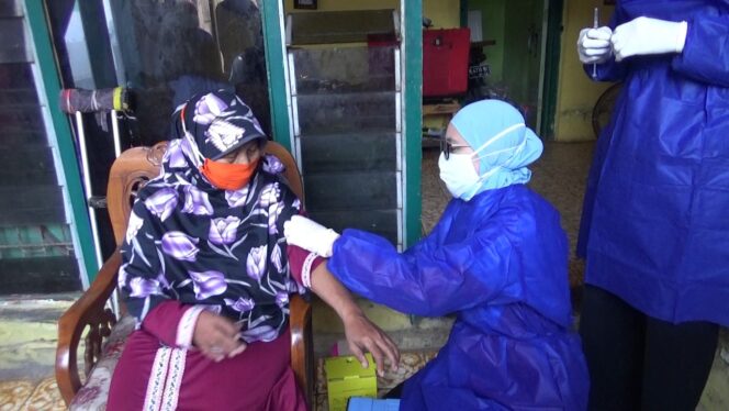 
Sejenak bersama dr Ike Yuliana, Vaksinator Sabar dan Ramah Hadapi Masyarakat Mengikuti Serbuan Vaksin