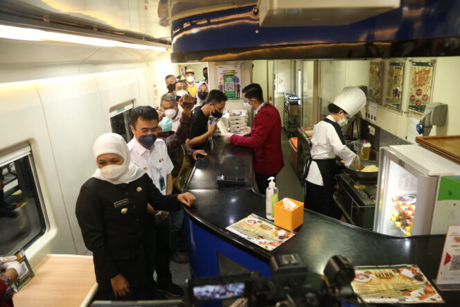 
Sambut HUT ke-76, KAI  Hadirkan Wifi Gratis hingga Live Cooking di Atas Kereta