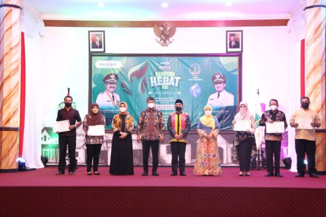
Wali Kota dan Wakil Wali Kota Pasuruan foto bersama pemenang Kampung Hebat