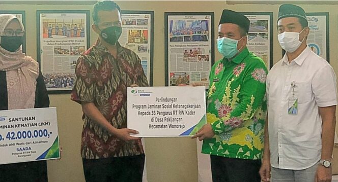 
Wabup Pasuruan Serahkan Manfaat Program BPJAMSOSTEK