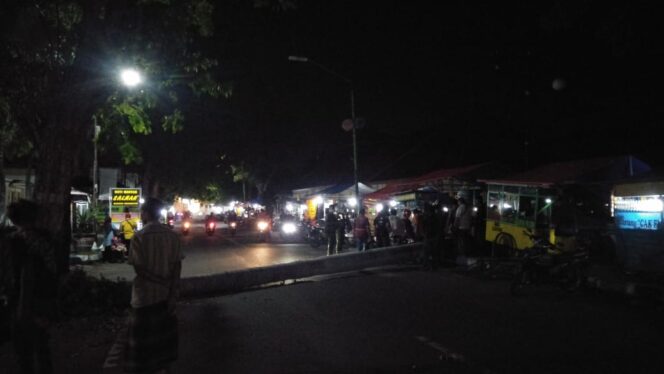 
Disapu Angin Kencang, Pohon Tumbang Timpa 2 Motor di Alun-alun Bangil