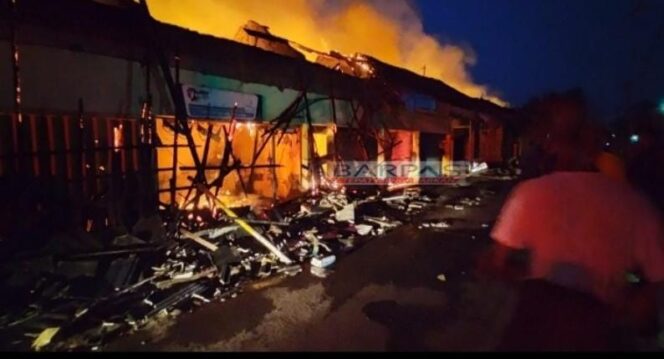 
Giliran Sejumlah Kios di Pasar Nguling Ludes Terbakar