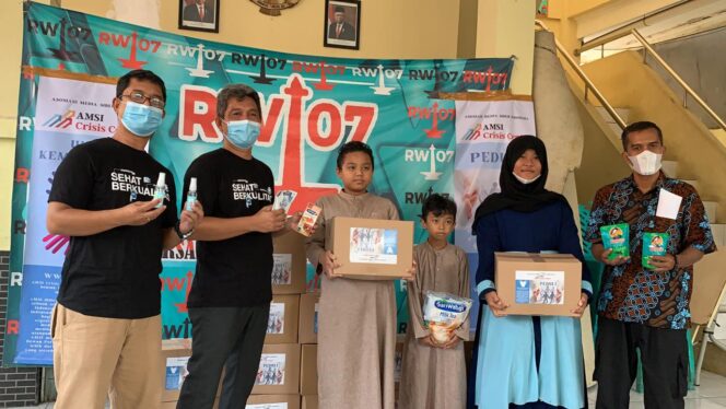 
AMSI Crisis Center Bagikan Paket Kesehatan di Kawasan Tanah Tinggi