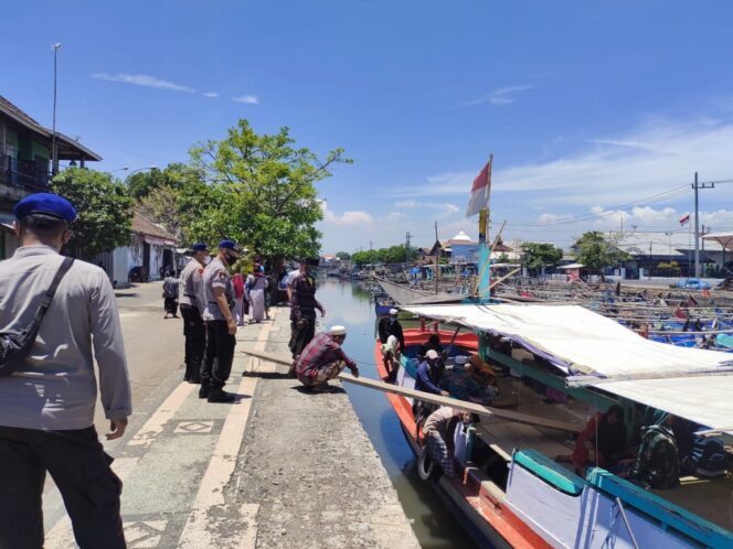 
Demi Hadiri Haul KH Hamid Pasuruan, Rombongan Jamaah Ini Rela Lewat Jalur Laut