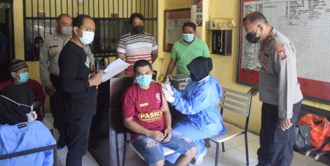 
Puluhan Tahanan Polres Pasuruan Kota Divaksin Covid-19