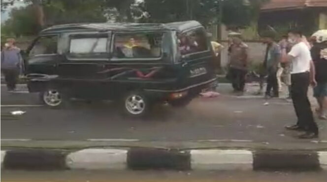 
Carry Tabrak Pemotor dan Lampu Jalan di Purwodadi, 1 Tewas