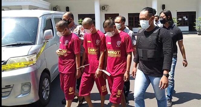 
Polisi Ciduk Tiga Tersangka Sindikat Penggelapan Kendaraan Rental di Pasuruan