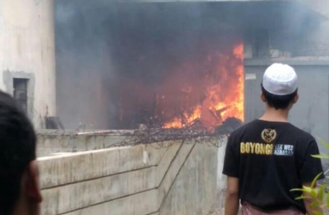 
Breaking News! Rumah di Jalan Jawa Terbakar, Dua PMK Didatangkan