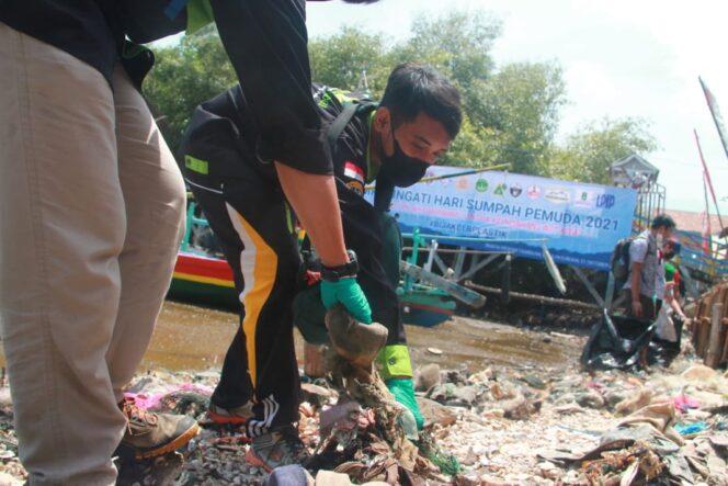 
Aqua Keboncandi Dukung Organisasi Kepemudaan Gelar Aksi Bersih Laut dan Pantai Pesisir Tambaan