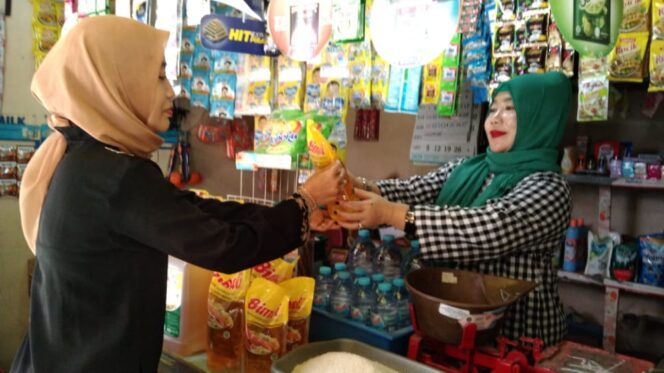 
Harga Minyak di Pasar Kebonagung Naik, Harga Rp 18 Ribu per Liter