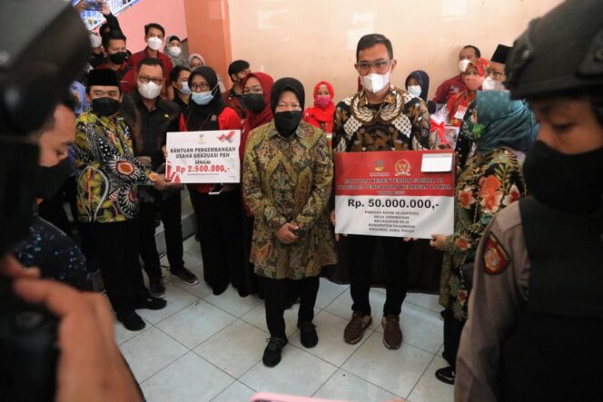 
Tak Henti Keliling Indonesia Bantu Rakyat, Senator Jawa Timur Nilai Mensos Berjiwa Negarawan
