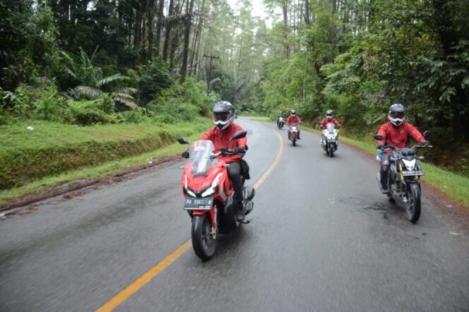 
Jelajahi Wisata Jawa Timur, Bikers Honda Kunjungi Wisata Bersejarah hingga Cagar Alam