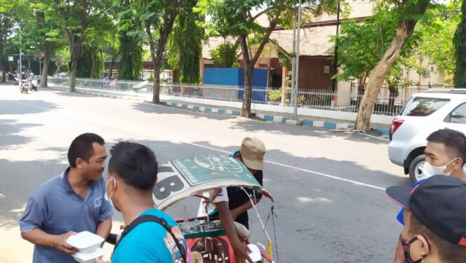 
Usai Donor, Komunitas di Pasuruan Bagikan Nasi Kotak ke 100 Tukang Becak dan Ojol