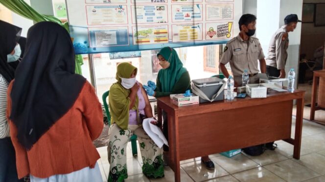 
PWI Pasuruan Gelar Vaksinasi Massal dan Bagi-bagi Sembako