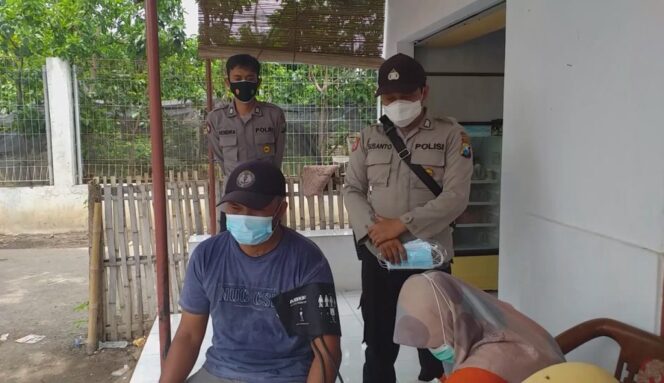 
Polsek Tongas Gelar Vaksinasi Door to Door
