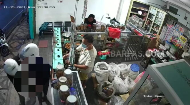 
Pria di Pasuruan Ditusuk Orang Tak Dikenal hingga Tersungkur