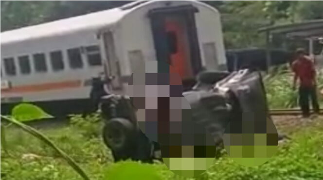 
Breaking News ! Mobil Taft Ditumpangi Sekeluarga Ditabrak KA di Purwodadi, 3 Orang Dikabarkan Meninggal