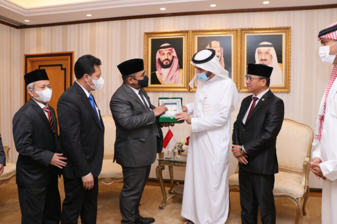 
Gus Yaqut Bertemu Menteri Haji Saudi   Bahas Umrah