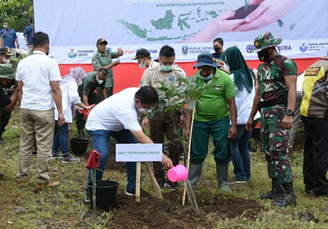 
Dukung Gerakan BUMN Hijaukan Indonesia, Petrokimia Gresik Koordinir Penanaman 12.300 Pohon di Pasuruan