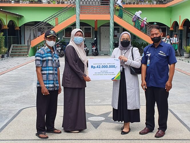 
BPJAMSOSTEK Pandaan Serahkan Santunan JKM ke MI NU Miftahul Huda Pecalukan Prigen