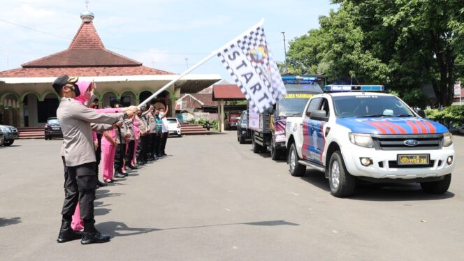 
Polres Pasuruan Kota Kirim Bantuan Sembako hingga Tim Trauma Healing untuk Korban Erupsi Semeru