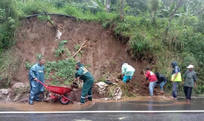 
Waspada! Akses Jalur Menuju Bromo di Purwodadi Longsor