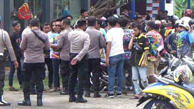 
Langgar Protokol Kesehatan, Ratusan Komunitas Motor Dibubarkan Polisi