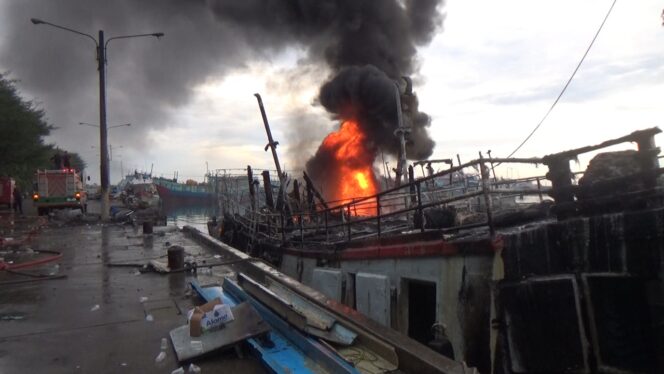 
Diduga Korseleting Listrik, Kapal Motor Ludes Terbakar di PPP Mayangan