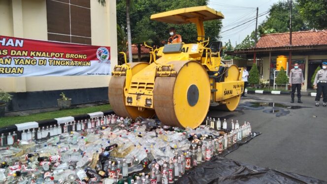 
Bupati Irsyad dan Kapolres Pasuruan Pimpin Pemusnahan Ribuan Botol Miras dan Sabu-sabu