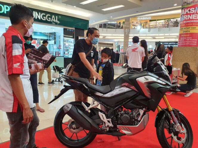 
New CB150X Resmi Diperkenalkan di Surabaya, Ini 4 Konsumen Pembeli Pertama